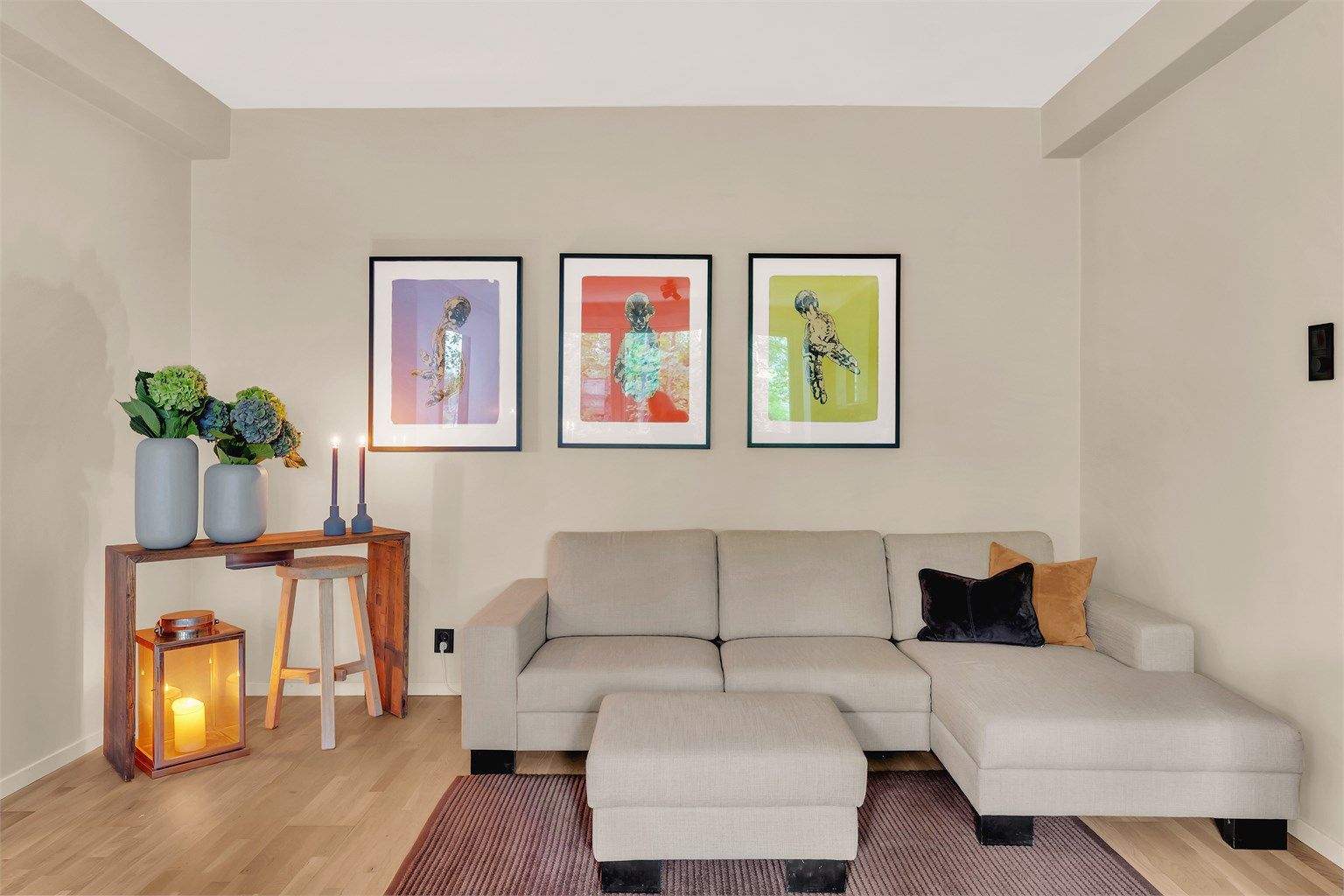 Åpen og romslig stue med god takhøyde og store vindusflater som gir en luftig og lys romfølelse. God plass til sofa, sittegrupper og TV seksjon. 