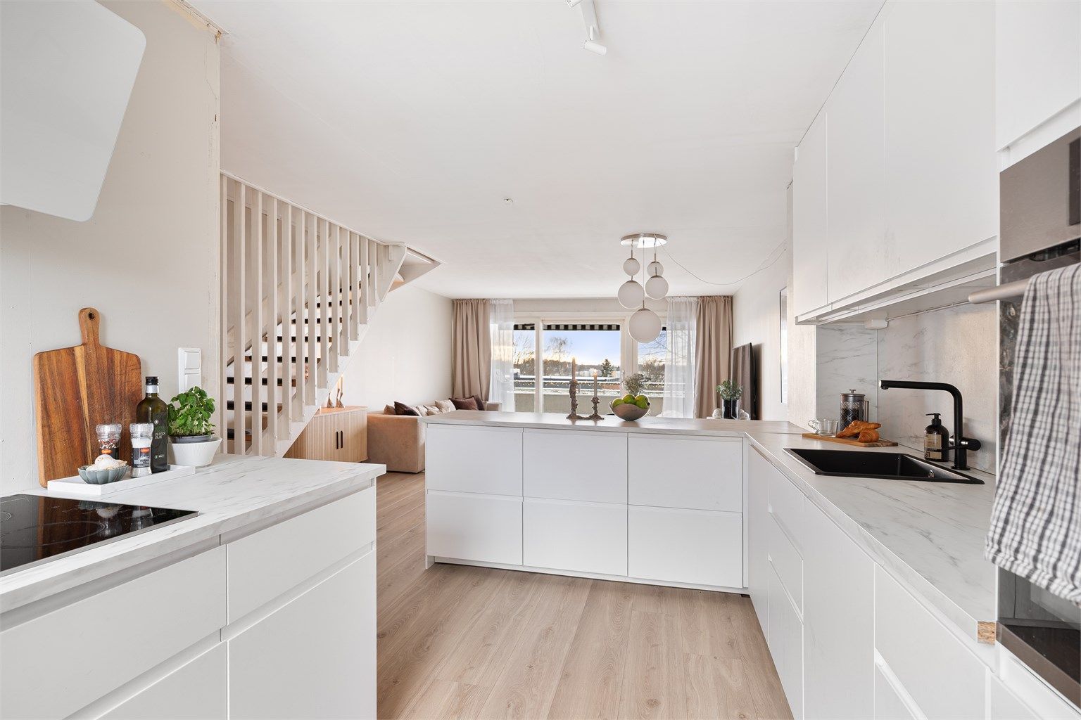 Leiligheten har et nytt kjøkken fra 2024 med integrerte hvitevarer og god arbeidsplass. Foto: Zovenfra