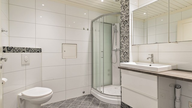 Badet har flislagte gulv med gulvvarme.