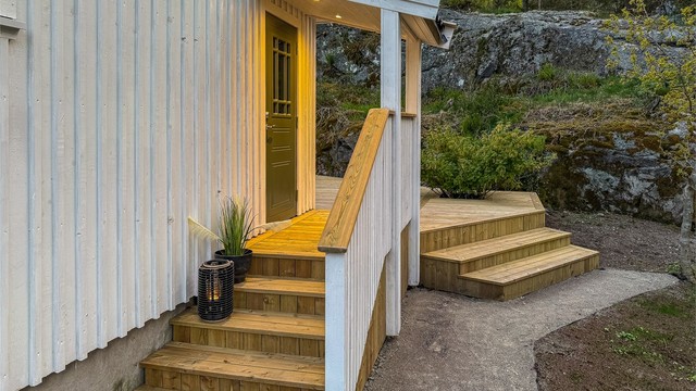 Pent opparbeidet inngangsparti - delvis overbygget med lys.