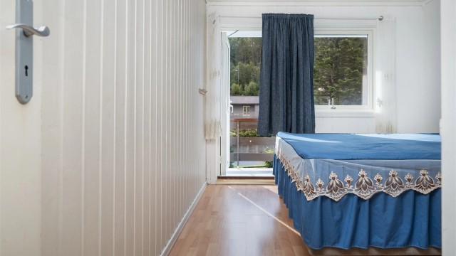 Fra det ene soverommet er det direkte utgang til en egen balkong.