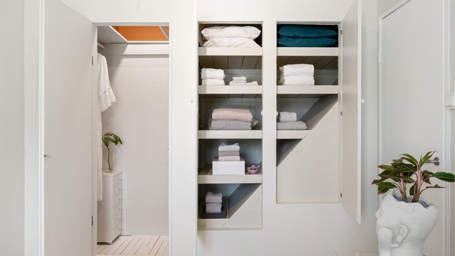 Soverom I har smarte løsninger for garderobe og oppbevaring