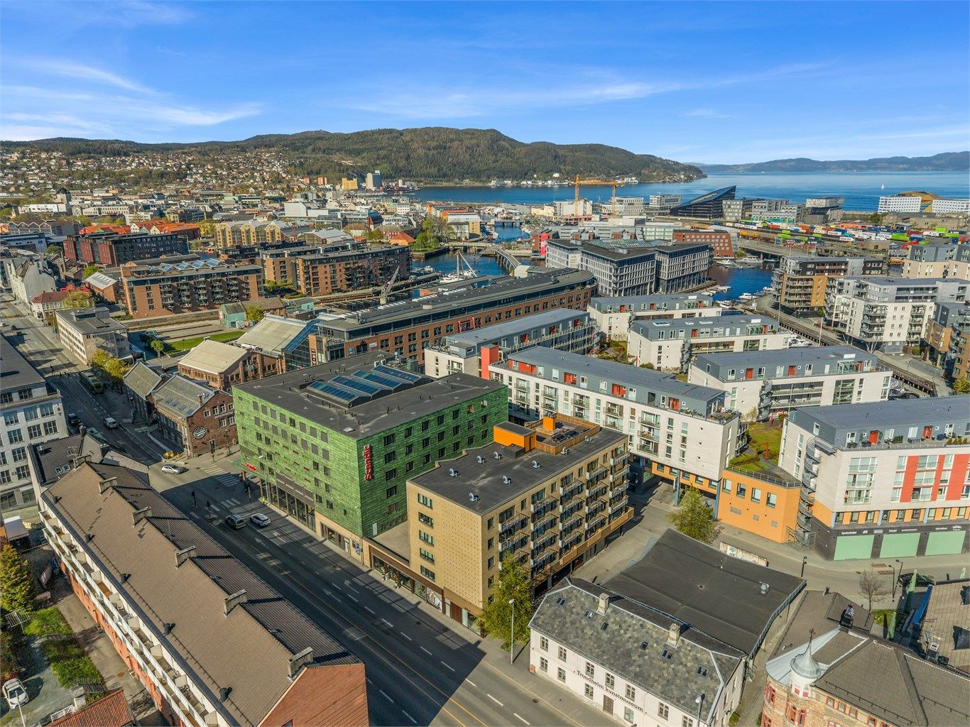 Det er svært gode kollektivforbindelser i området, med Solsiden bussholdeplass kun få minutters gange fra boligen og hyppige avganger til resten av byen. Trondheim S ligger ca. 12 minutters gange unna, og Trondheim Værnes nås på omtrent 28 minutter i bil.