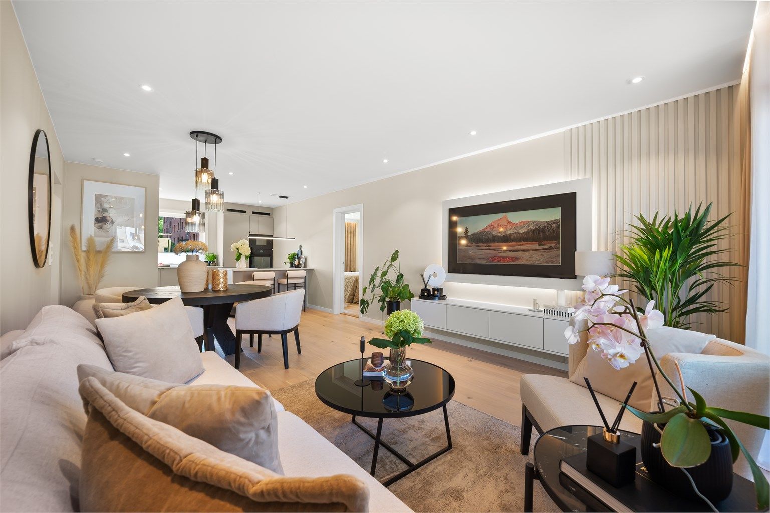 Stuen er av god størrelse og det er dermed god plass til en større sofagruppe, tv-møblement og en større spiseplass.