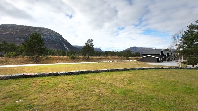 Eiendommen ligger i gangavstand til Bjorli skisenter og et omfattende løypenett for langrenn.