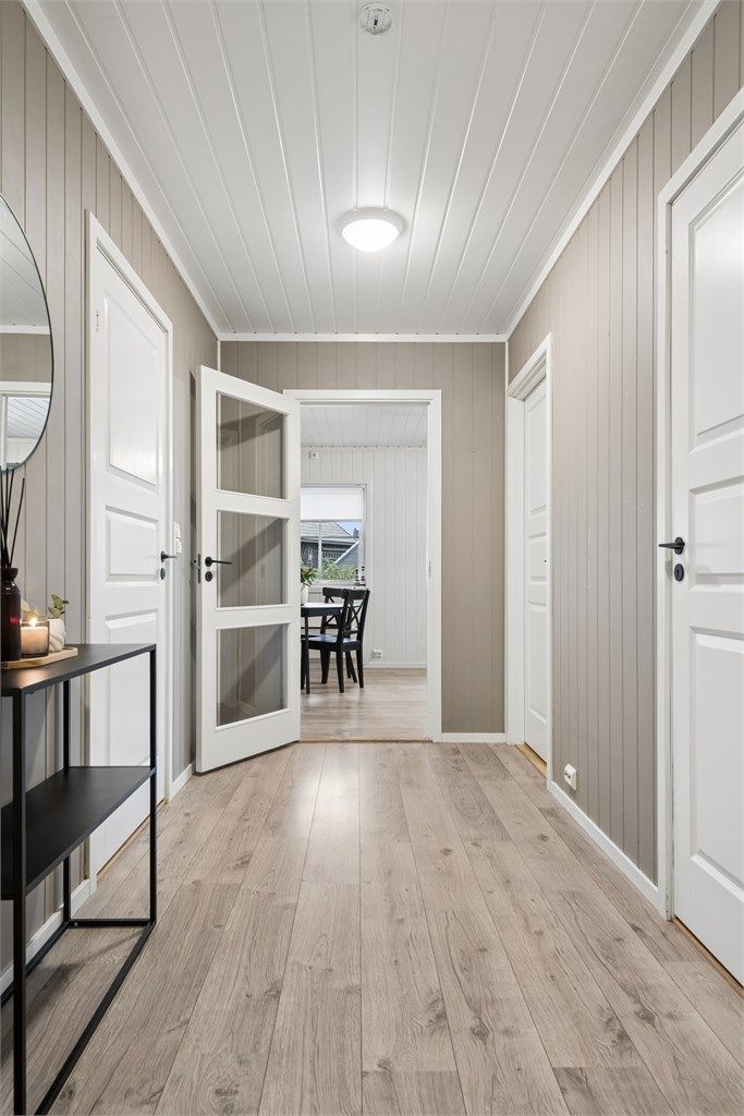 Boligen har laminat på gulvene, panelplater på veggene og panel i himlingene. Vinduer med tre-lags glass bidrar til å holde på varmen gjennom vinteren.
