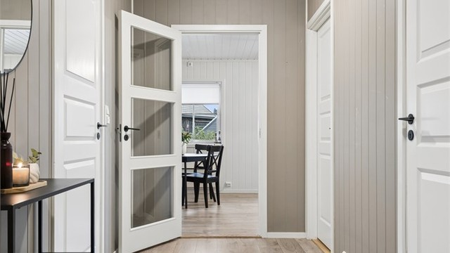 Boligen har laminat på gulvene, panelplater på veggene og panel i himlingene. Vinduer med tre-lags glass bidrar til å holde på varmen gjennom vinteren.