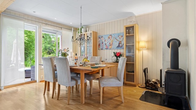 Via stuen er det en skyvedør ut til markterrassen og den solfylte bakhagen.