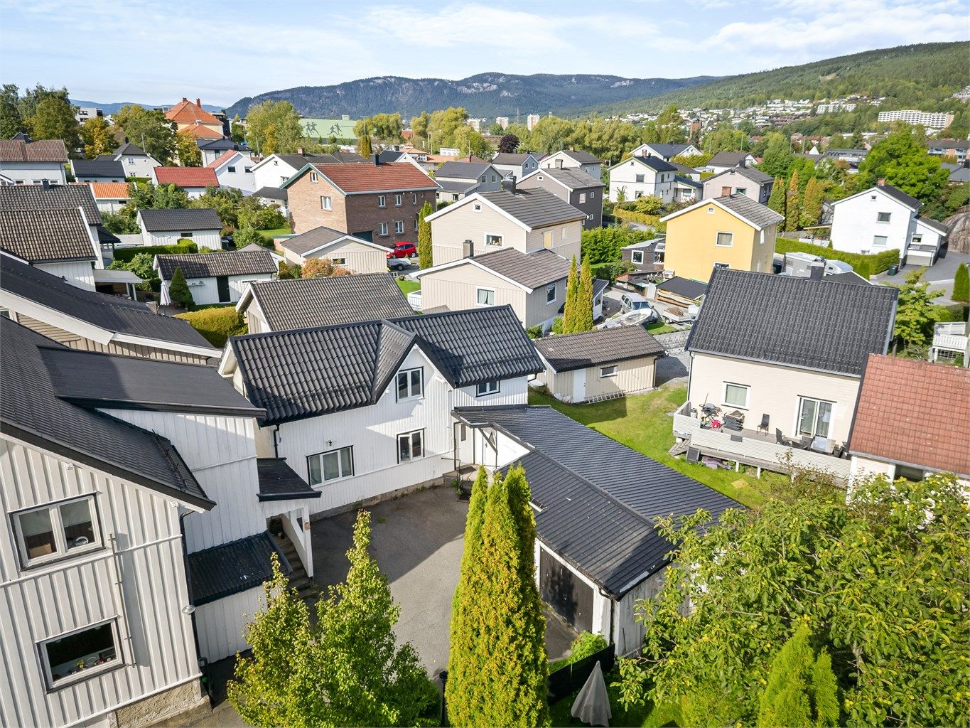 Hel tomannsbolig beliggende i populært boligområde på Åssiden med gangavstand til det meste. Fotograf: Stine Prøitz Jørgensen. 