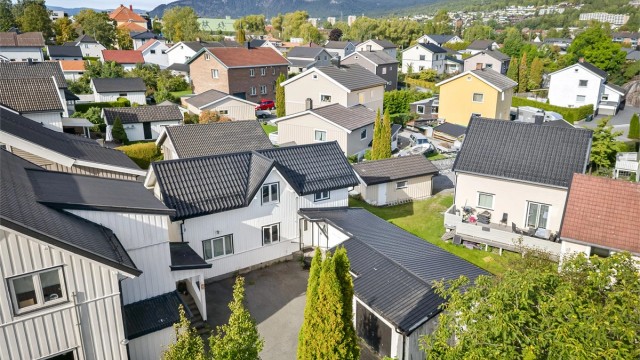 Hel tomannsbolig beliggende i populært boligområde på Åssiden med gangavstand til det meste. Fotograf: Stine Prøitz Jørgensen.