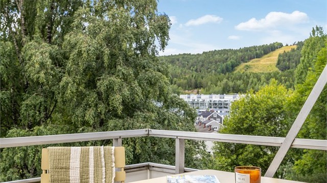 Alpinanlegget har bakker for både store og små. Hyppig preparering og lite folk i bakken, gir ofte nydelige skiforhold og til og med mulighet for pudderkjøring på de beste vinterdagene