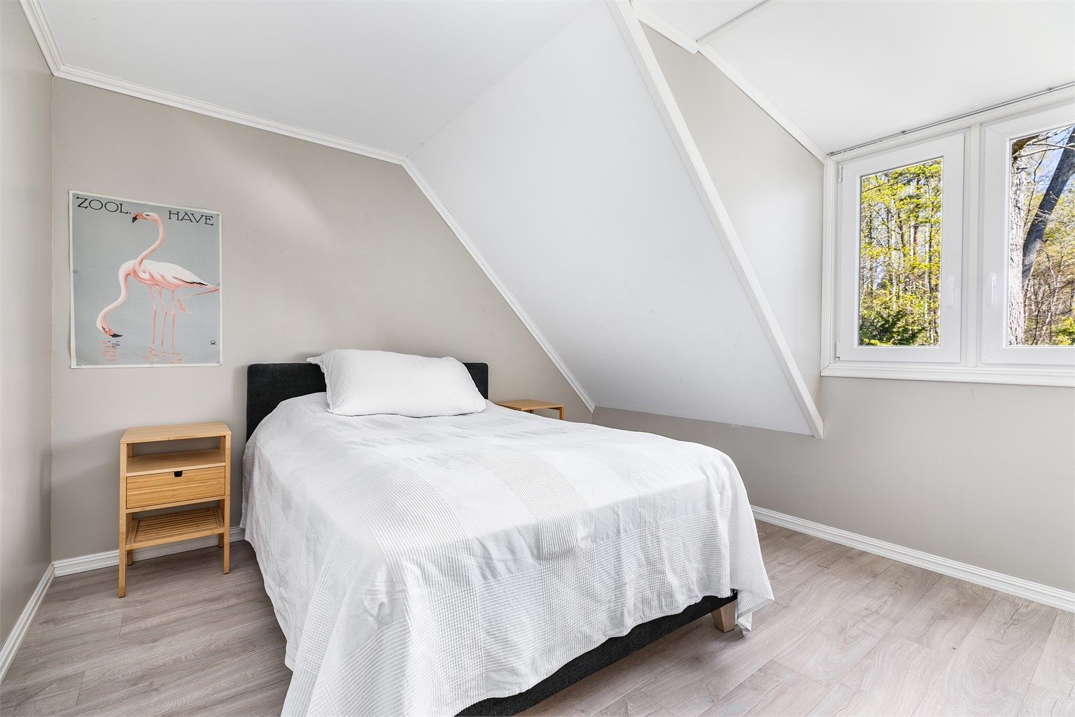 Med tre soverom i andre etasje kan familien sove samlet på én flate, noe som er spesielt gunstig mens barna er små.