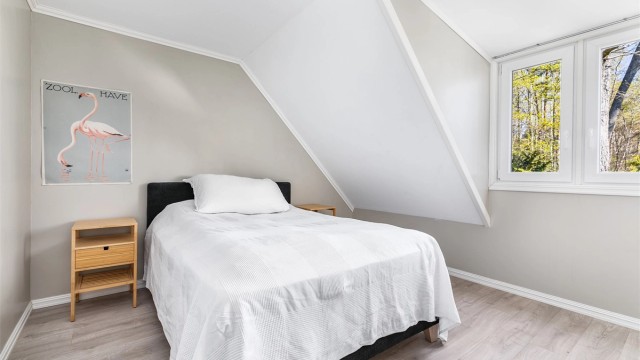 Med tre soverom i andre etasje kan familien sove samlet på én flate, noe som er spesielt gunstig mens barna er små.
