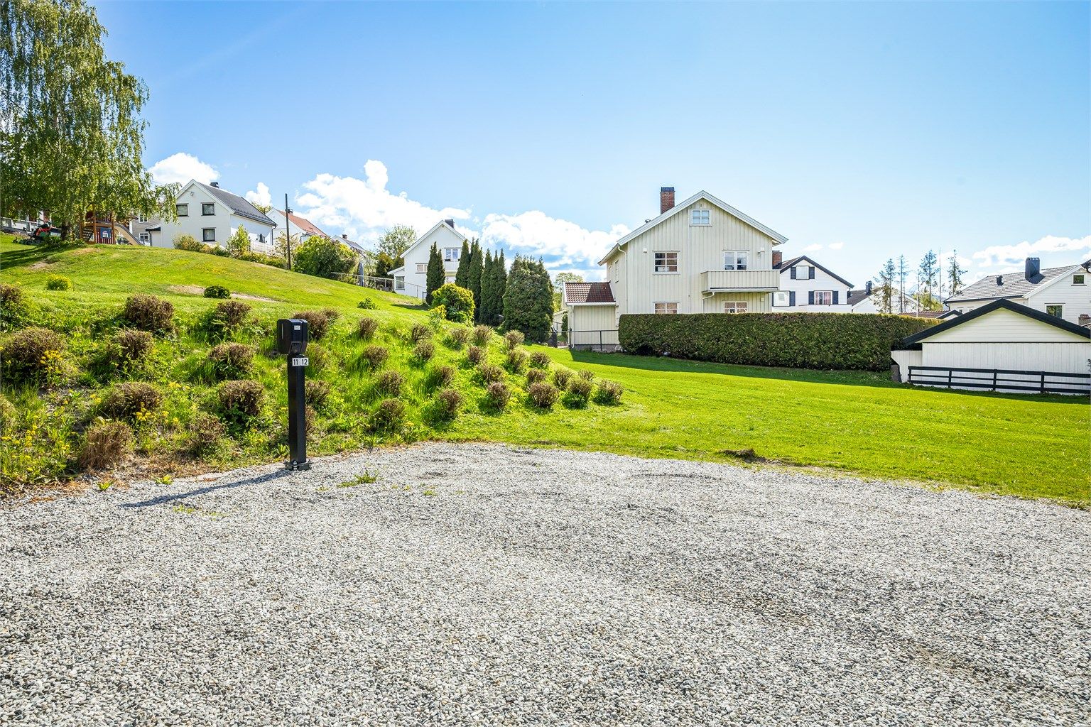 Leiligheten disponerer en biloppstillingsplass markert med nr. 12. Det er montert elbillader på plassen.