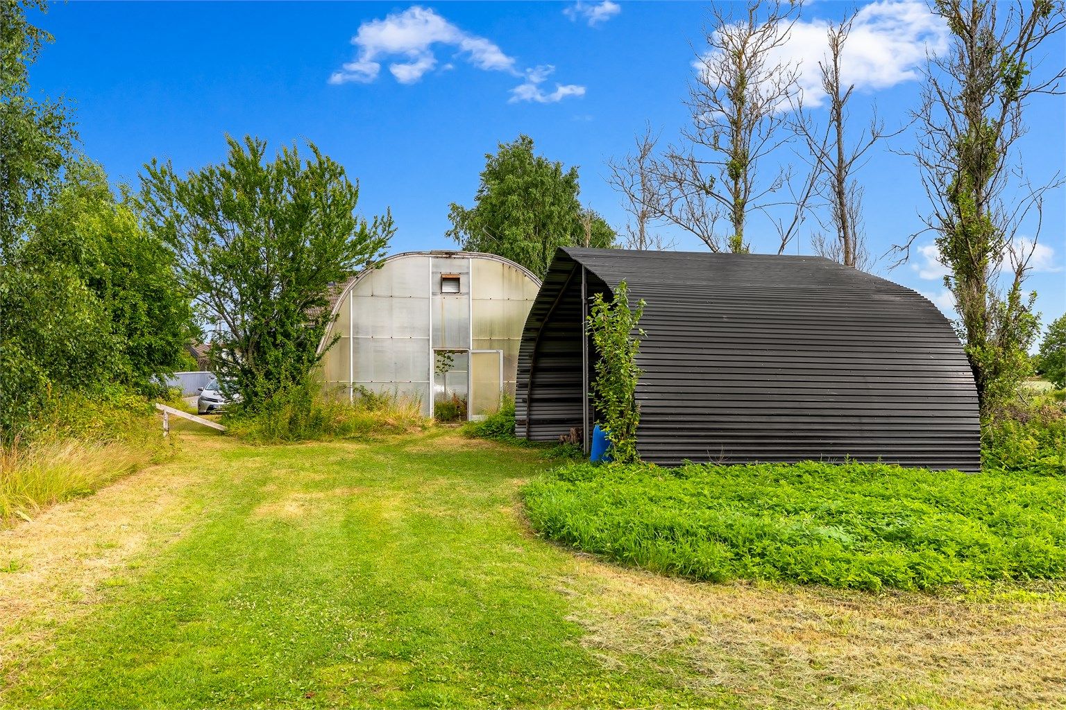 Her finner du et småbruk med en flott og romslig tomt på hele 19 429 m² hvor ca.6 000 m² er avsatt til fremtidig/nåværende boligformål.
