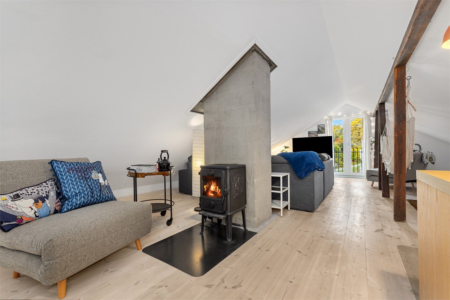 Lys andelsleilighet over to plan med peisovn i begge etasjer og innredet loftstue.
Foto: Jørgen Sørebø