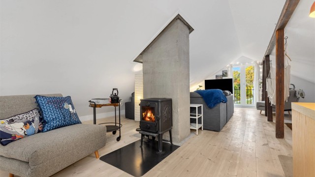 Lys andelsleilighet over to plan med peisovn i begge etasjer og innredet loftstue.
Foto: Jørgen Sørebø