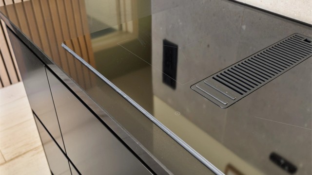 Platetoppen har integrert kullfilterventilator, komfyrvakt og vannstoppsystem for et rent uttrykk og økt sikkerhet.