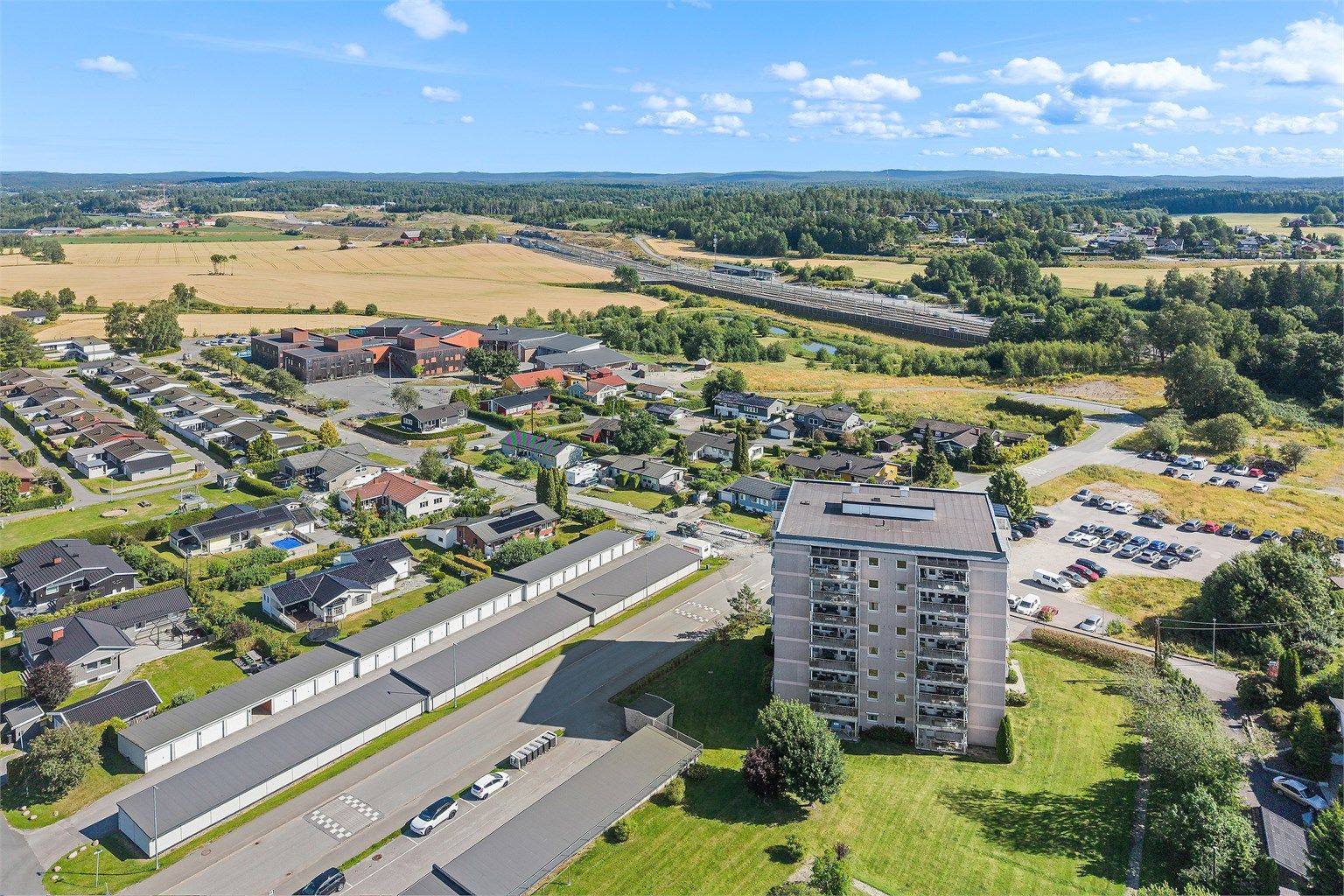 Nærområdet byr på flotte turområder, som Hebekkskogen og Nøstvedtmarka.