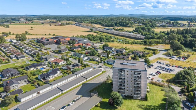 Nærområdet byr på flotte turområder, som Hebekkskogen og Nøstvedtmarka.
