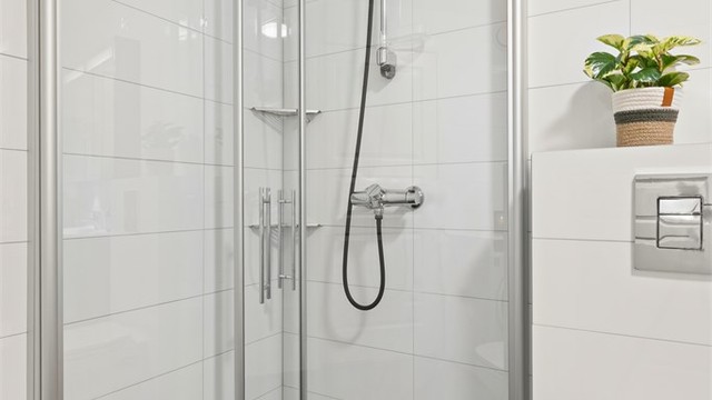 Praktisk dusjhjørne med innfellbare glassdører.