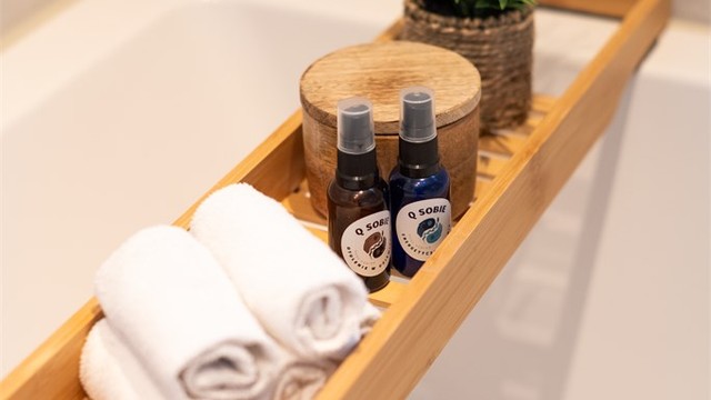 Badekaret er utstyrt med ett-greps dusjarmatur og dusjvegg.