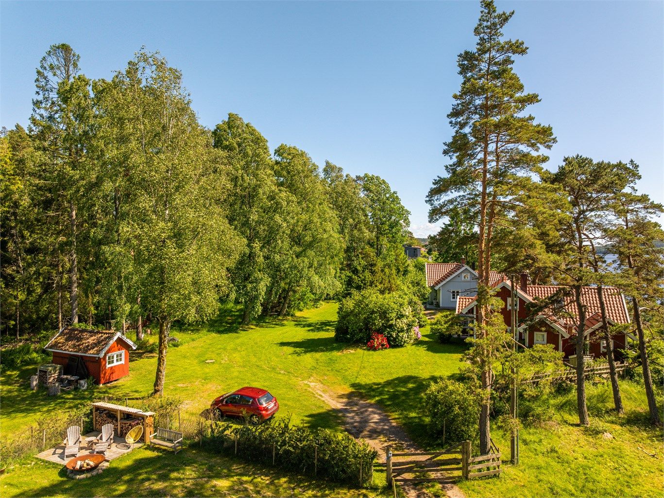 På oversiden av hyttene finnes et fellesareal med utebod og biloppstillingsplasser.