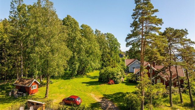 På oversiden av hyttene finnes et fellesareal med utebod og biloppstillingsplasser.