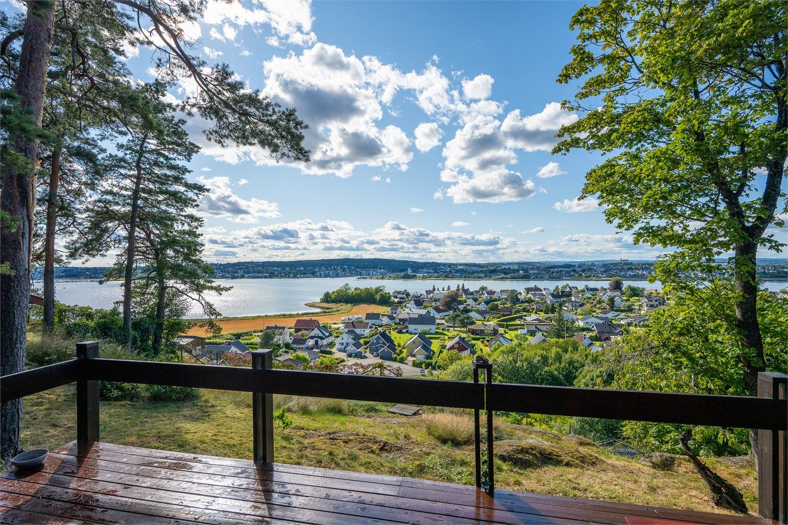 Vidstrakt utsyn over sjøen og nærområdet – en av eiendommens klare kvaliteter.