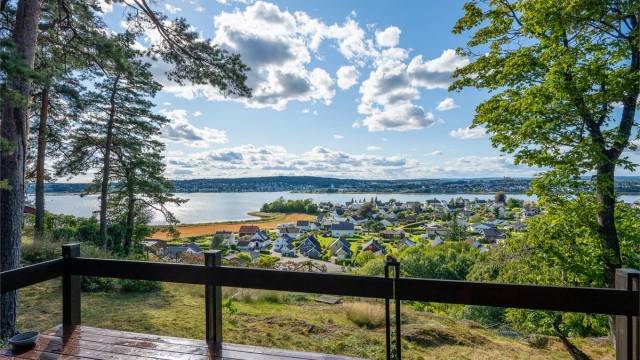 Vidstrakt utsyn over sjøen og nærområdet – en av eiendommens klare kvaliteter.