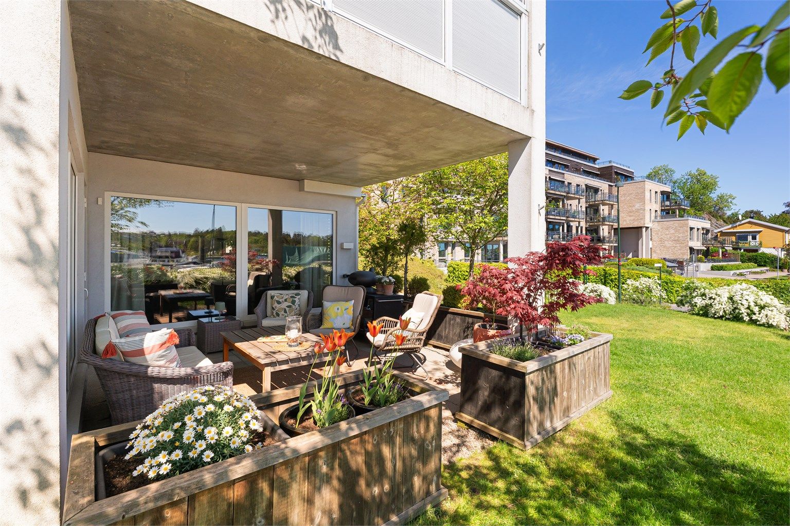 Boligen har 2 uteplasser, denne i front med praktisk takoverbygg og sol fra grytidlig morgen og til ca. kl. 16:30 om sommeren, terrasse rundt hjørne har enda mer kveldssol