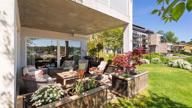 Boligen har 2 uteplasser, denne i front med praktisk takoverbygg og sol fra grytidlig morgen og til ca. kl. 16:30 om sommeren, terrasse rundt hjørne har enda mer kveldssol