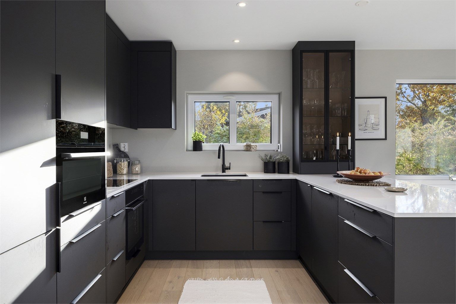 Boligen har en meget høy standard og en god praktisk planløsning med bl.a. store lyse rom og rikelig med skap- og oppbevaringsplass