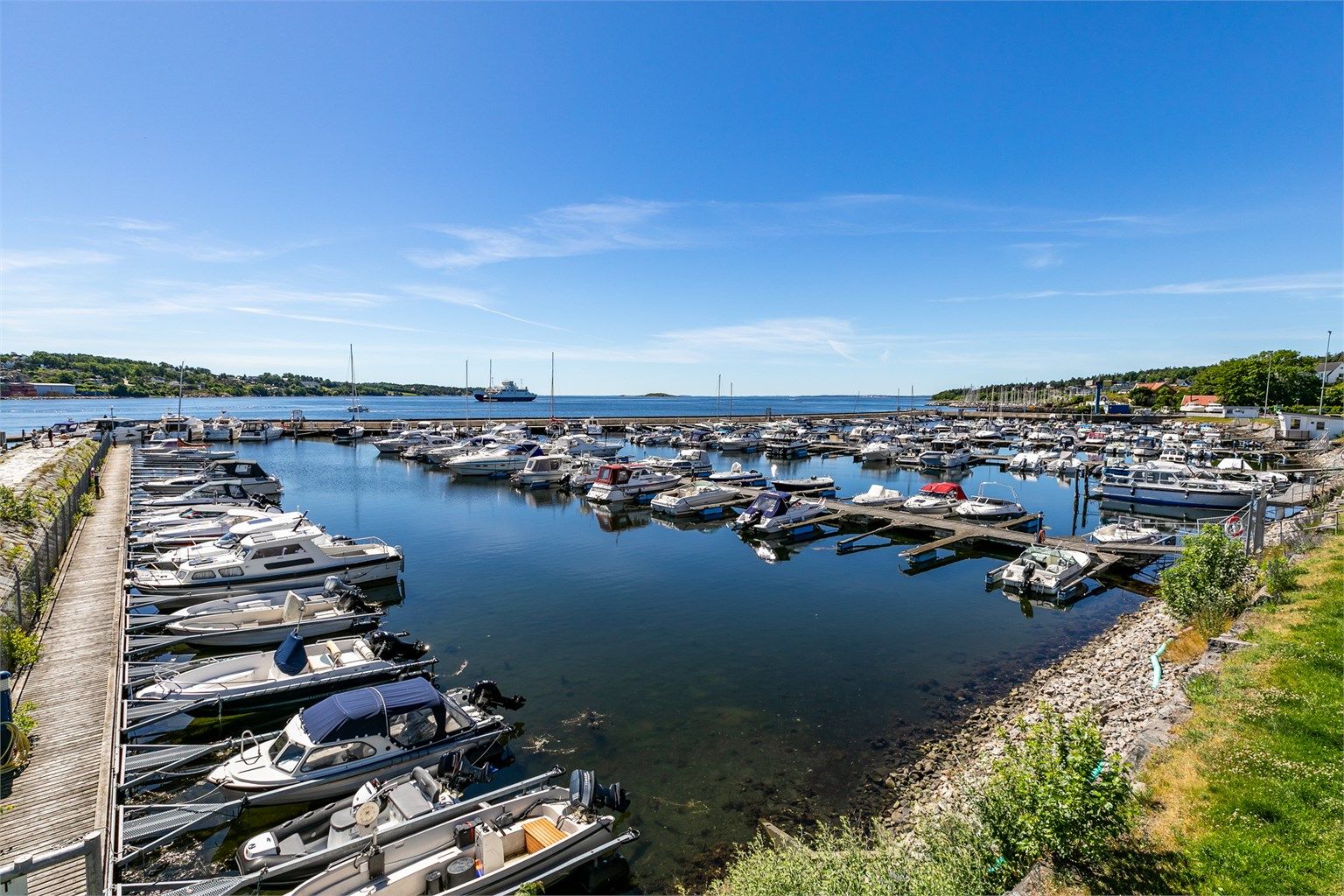 Har du båt og får plass i nærområdet, får du et ypperlig utgangspunkt for utflukter på fjorden.