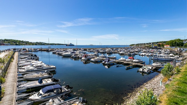 Har du båt og får plass i nærområdet, får du et ypperlig utgangspunkt for utflukter på fjorden.