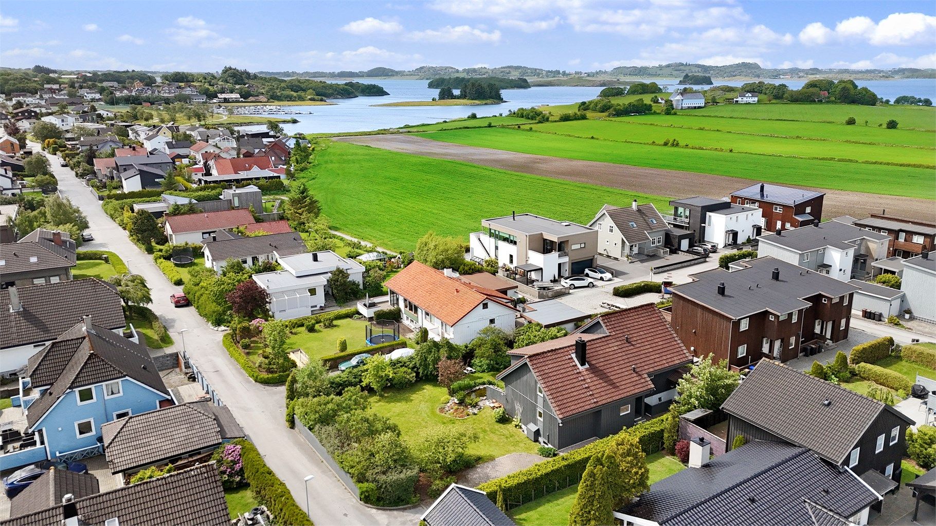 Eiendommen ligger svært pent til i blindgate med nærhet til sjøen/Hafrsfjord