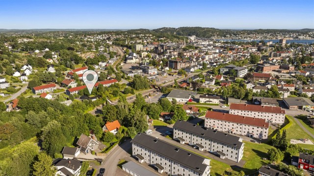 Sentralt, innholdsrikt og lettvint. Boligen har en attraktiv og svært sentral beliggenhet i et av Sandefjords mest sentrale boligområder. Her bor du med kort vei til det meste.