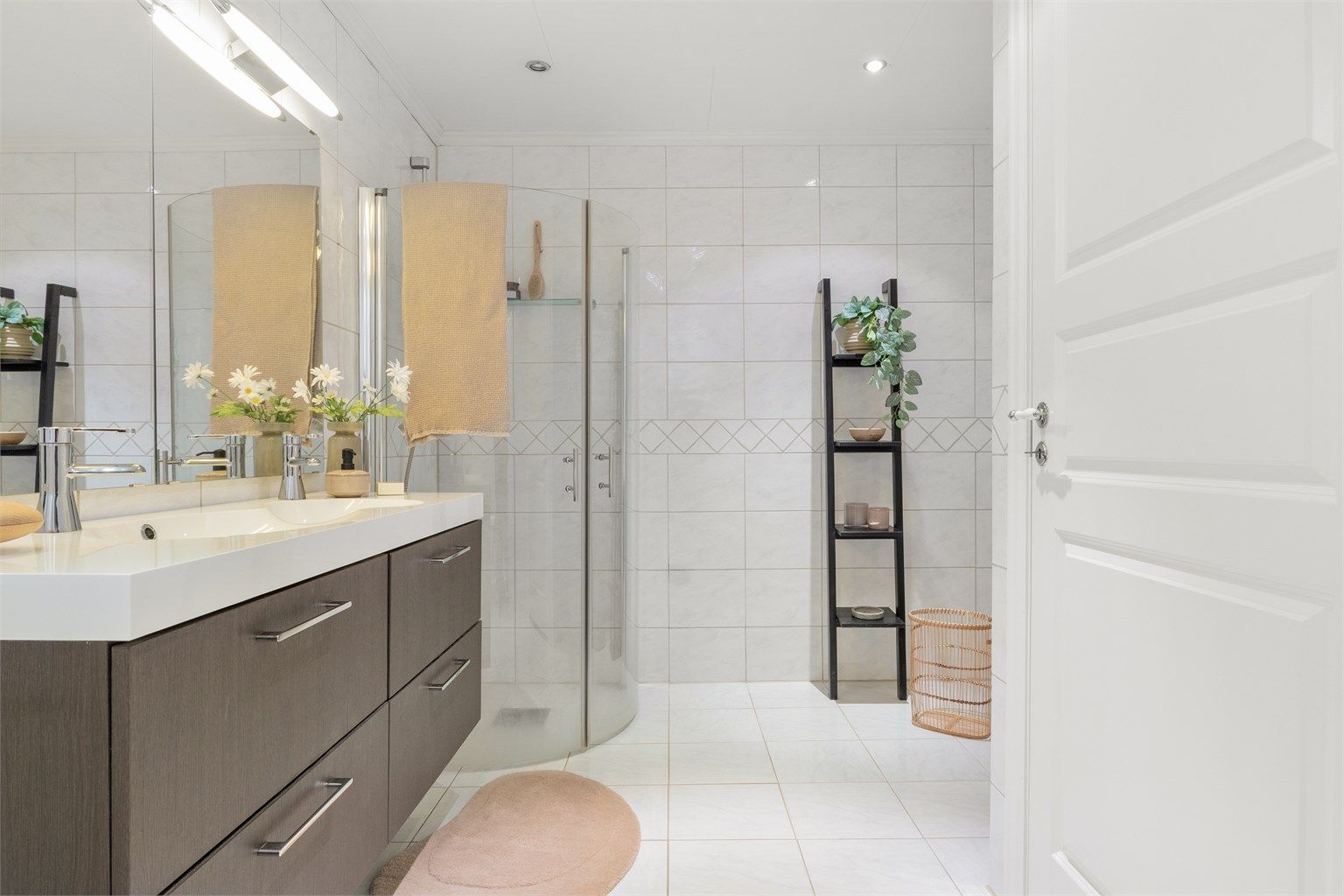 I tillegg til badekar har badet også en praktisk dusjnisje.