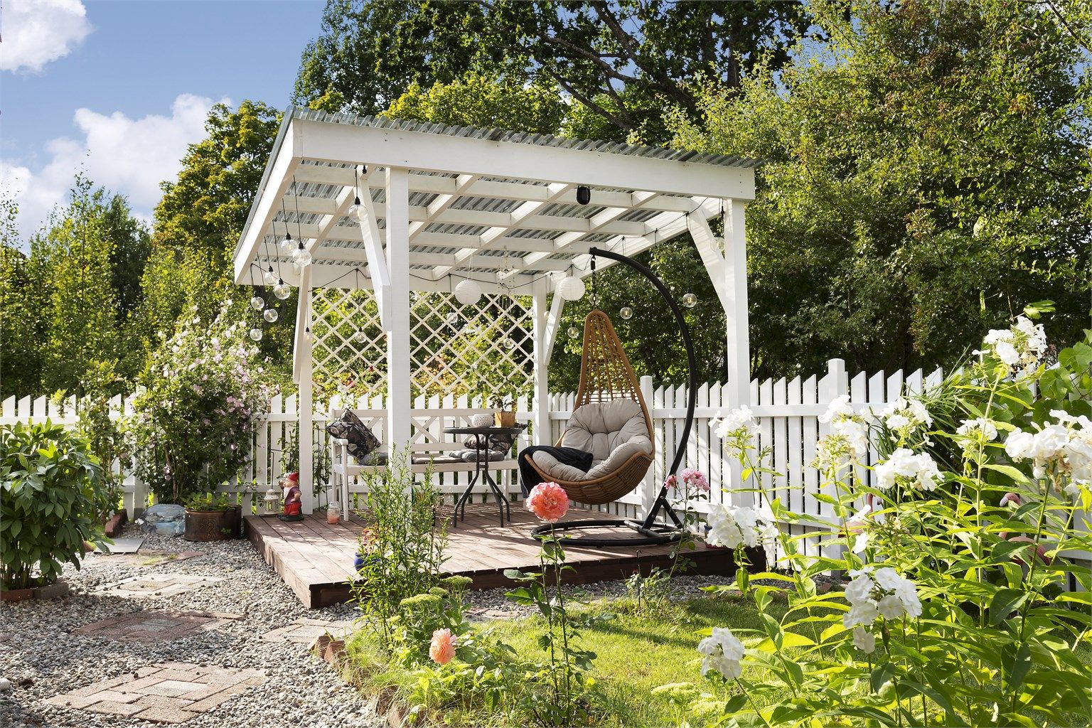 En av tre skjermede uteplasser, med gode solforhold og pergola for lange sommerkvelder.