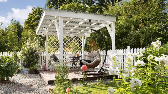 En av tre skjermede uteplasser, med gode solforhold og pergola for lange sommerkvelder.