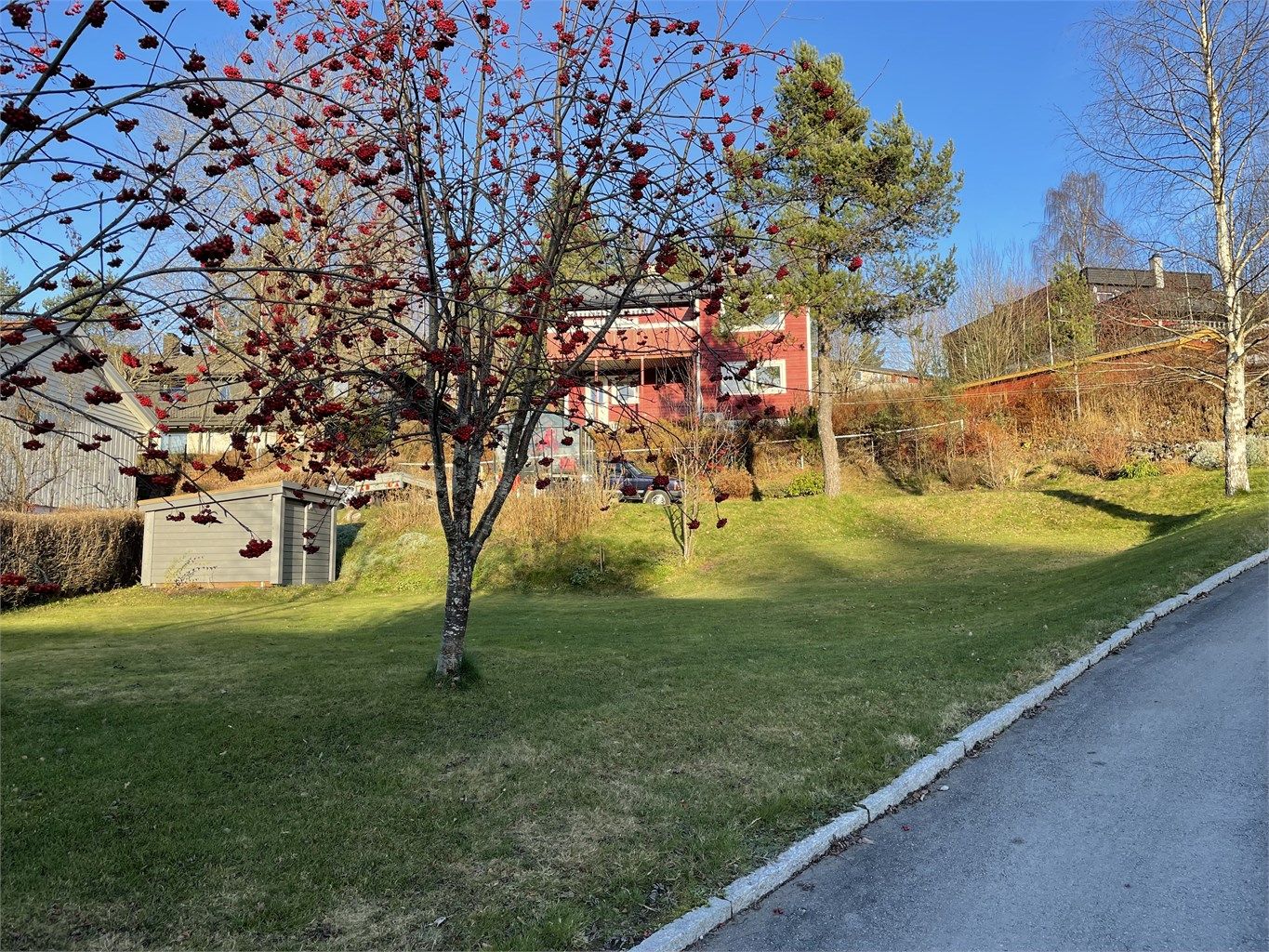 Tomten er hagemessig opparbeidet i dag