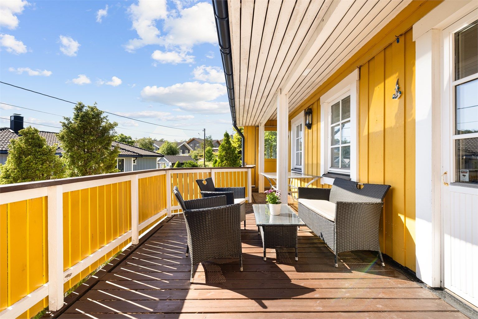 Rundt boligen er det flere fine uteplasser og mulighet for å følge solens gang gjennom dagen.