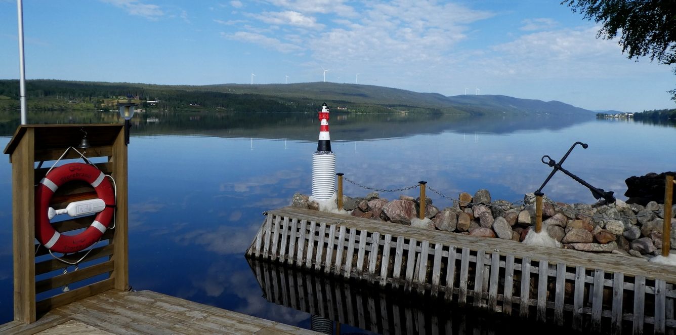 Flott brygge og blikkstille vann - her er det mulig å nyte et godt båtliv 