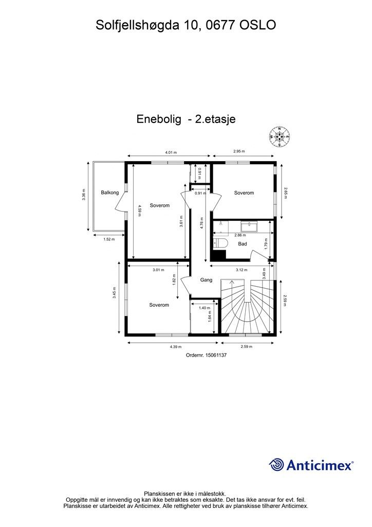 Andre etasje inneholder boligens private del med gang, tre soverom og bad. Fra ett av soverommene er det utgang til balkong.