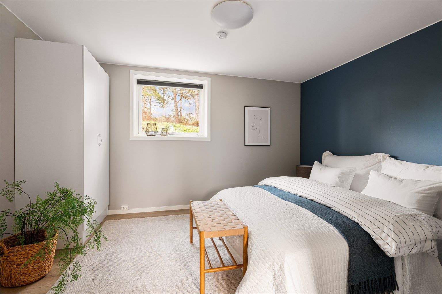 Tre soverom inngår i hybelen. Soverom I er på nesten 13 kvm. og forbundet med stuen.