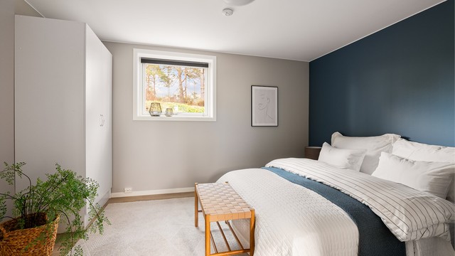 Tre soverom inngår i hybelen. Soverom I er på nesten 13 kvm. og forbundet med stuen.