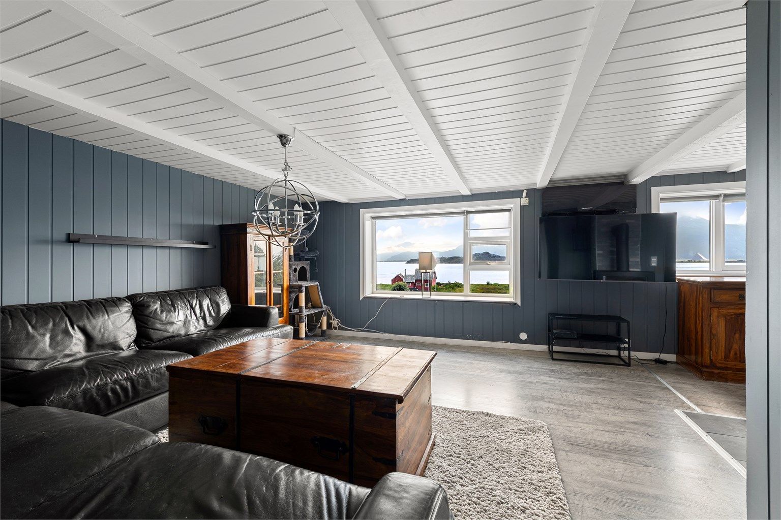 Stor og romslig stue i 1. etasje med flott utsikt mot fjorden