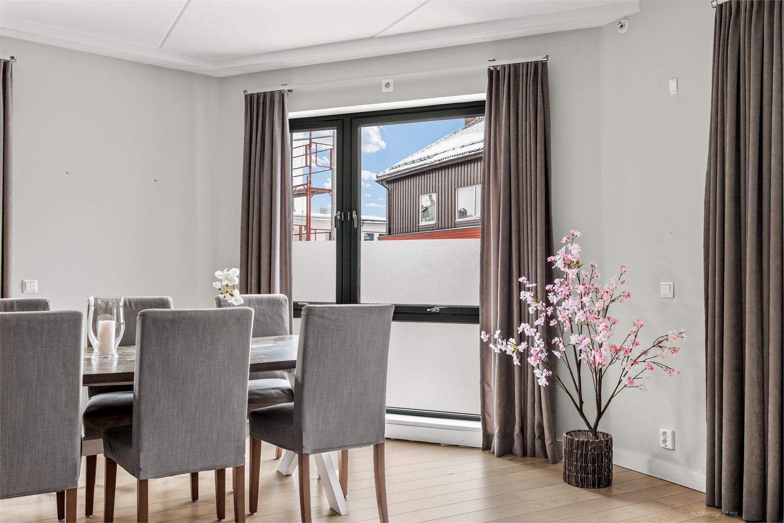 Godt med store vindusflater langs tre yttervegger som gir godt med lysinnslipp