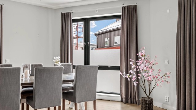 Godt med store vindusflater langs tre yttervegger som gir godt med lysinnslipp