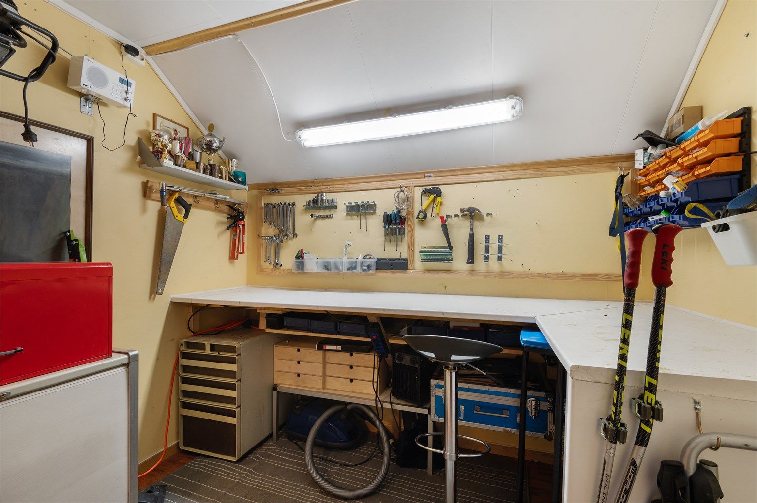 Utvendig bod ved inngangspartiet; 6 kvm. 